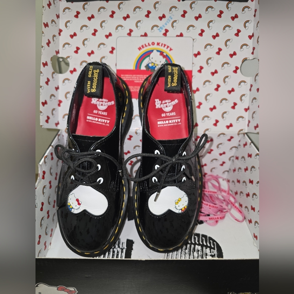 Dr. Martens Hello Kitty 60 Years 1461 Quad HK Patent Lamper Hydro Leather 7 - Picture 2 of 16